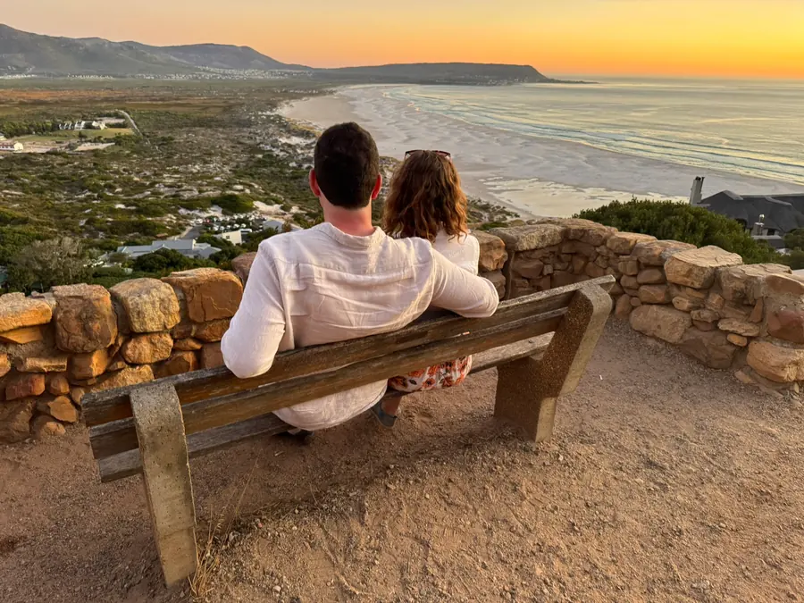 Un voyageur qui venait d'apprendre que nous nous étions fiancé nous a offert une séance photo improvisée. Il en profita pour nous bombarder de conseils conjugaux.